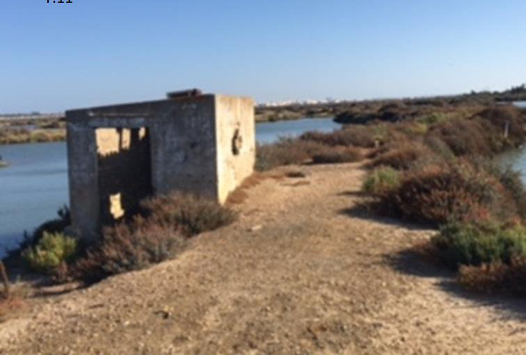 Caseta de obra abandonada sobre un muro junto al estero