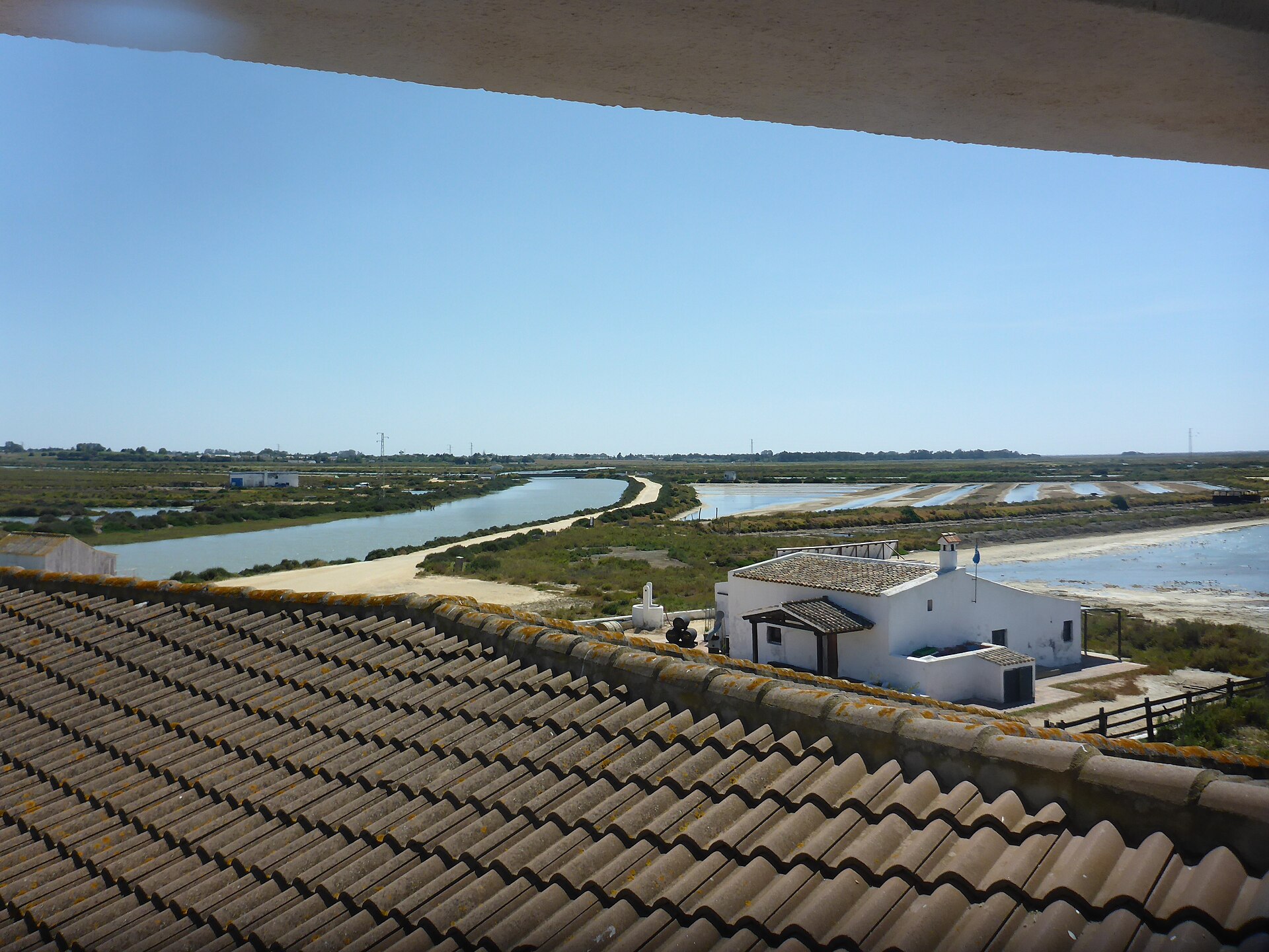 Salinas de Chiclana con sus muros de tierra y lámina de agua