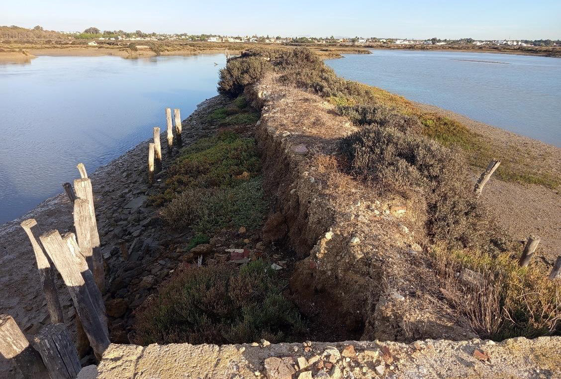 Vuelta de afuera erosionada: solo queda la escollera de piedra y el muro de tierra ha desaparecido