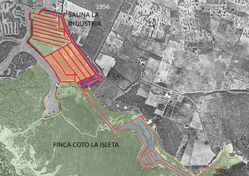 Fotografía aérea de 1956 con la zona salinera marcada en rojo